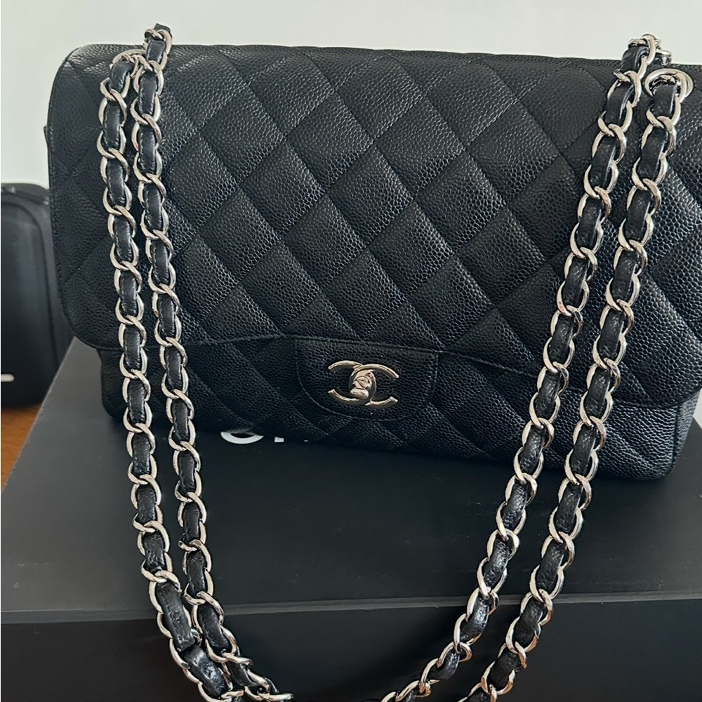 Chanel Jumbo Classic Flap - Picture 3 of 17